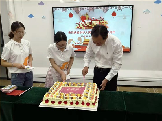 李總與黨員同志切蛋糕
