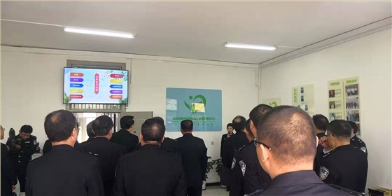 負責(zé)人為參觀人員講解心理咨詢室功能